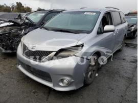 TOYOTA SIENNA SE 2017