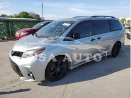 TOYOTA SIENNA SE 2020