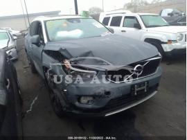 VOLVO XC40 MOMENTUM 2020