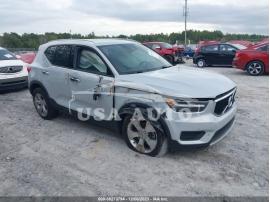 VOLVO XC40 MOMENTUM 2020