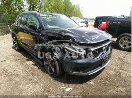 VOLVO XC40 MOMENTUM 2020