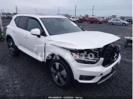 VOLVO XC40 T5 MOMENTUM 2021
