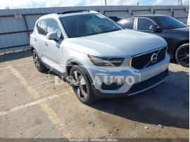 VOLVO XC40 MOMENTUM 2020