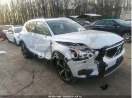 VOLVO XC40 MOMENTUM 2021