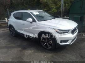VOLVO XC40 MOMENTUM 2021