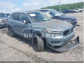 VOLVO XC40 MOMENTUM 2022
