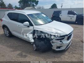 VOLVO XC40 MOMENTUM 2022