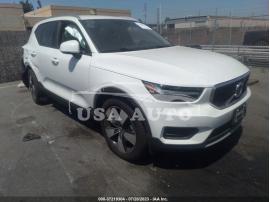 VOLVO XC40 MOMENTUM 2020