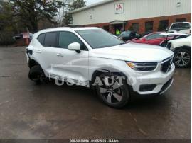 VOLVO XC40 MOMENTUM 2021
