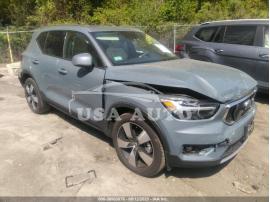 VOLVO XC40 MOMENTUM 2022