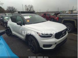 VOLVO XC40 MOMENTUM/R-DESIGN 2019