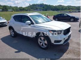 VOLVO XC40 MOMENTUM 2021