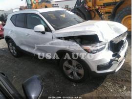 VOLVO XC40 MOMENTUM 2021