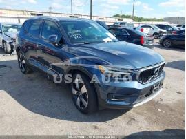 VOLVO XC40 MOMENTUM 2021