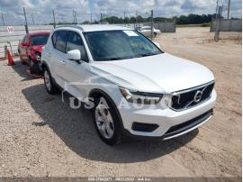 VOLVO XC40 MOMENTUM 2022