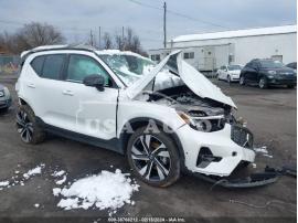 VOLVO XC40 B5 PLUS DARK THEME 2024