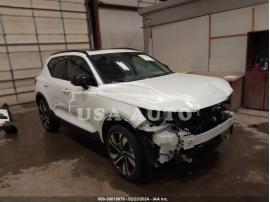 VOLVO XC40 B5 ULTIMATE DARK THEME 2024