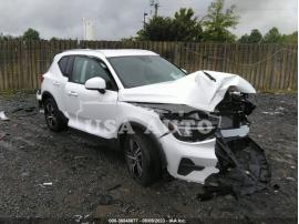 VOLVO XC40 CORE 2023